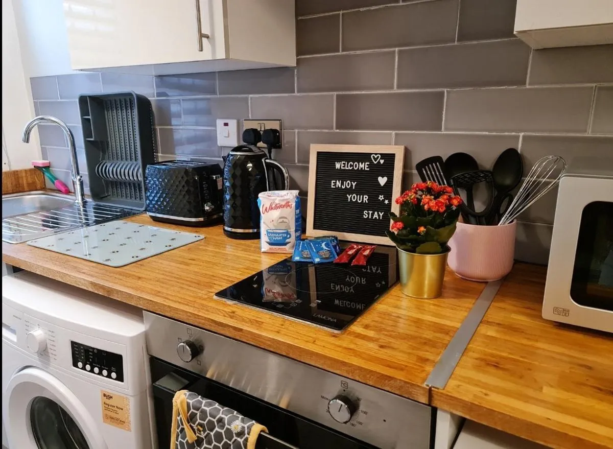 Image 2 of Cosy studio with kitchenette and private bathroom – 15mins to Central London!