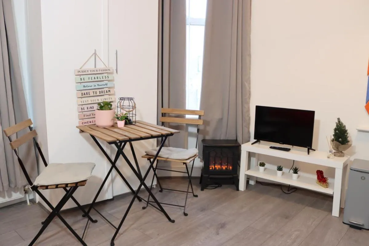 Image 3 of Cosy studio with kitchenette and private bathroom – 15mins to Central London!