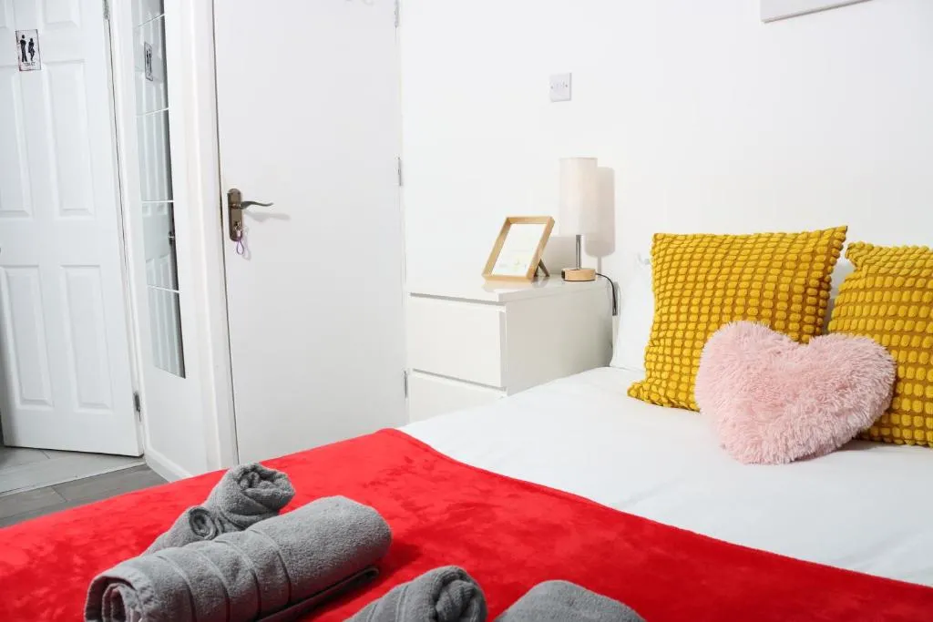 Image 1 of Cosy studio with kitchenette and private bathroom – 15mins to Central London!
