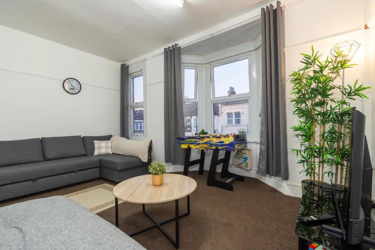 Image 4 of Cottage Flat 2BD Leyton Near Central Line – Sleeps 10
