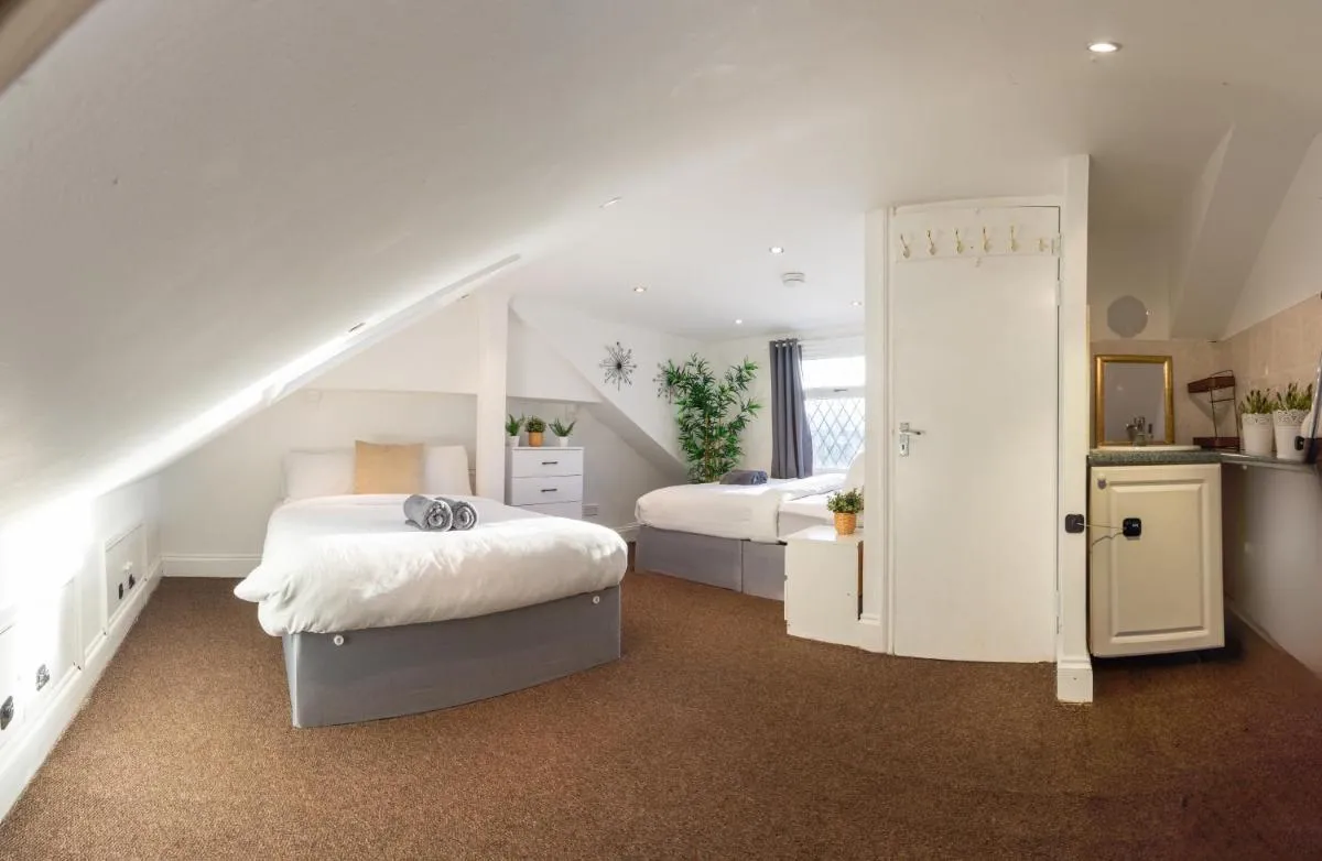 Image 2 of Cottage Flat 2BD Leyton Near Central Line – Sleeps 10