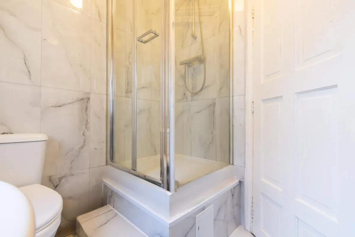 Image 3 of Cottage Flat 2BD Leyton Near Central Line – Sleeps 10