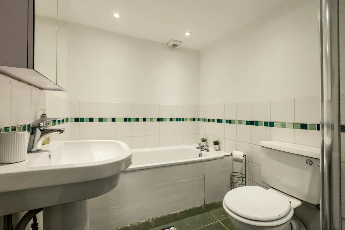 Image 3 of Cozy 1BR flat near River Thames, 9min Hammersmith