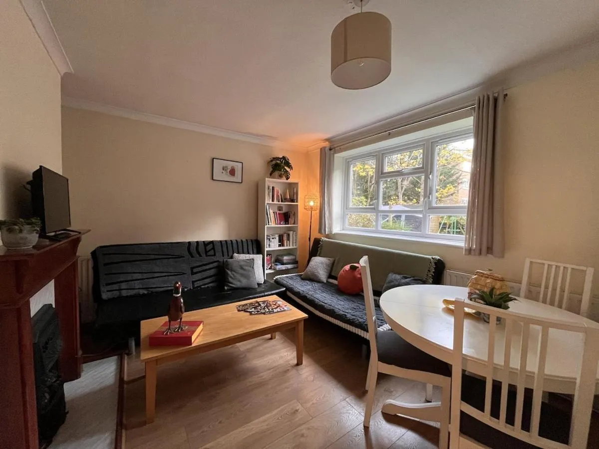 Image 3 of Cozy 4-Bed House in Wimbledon