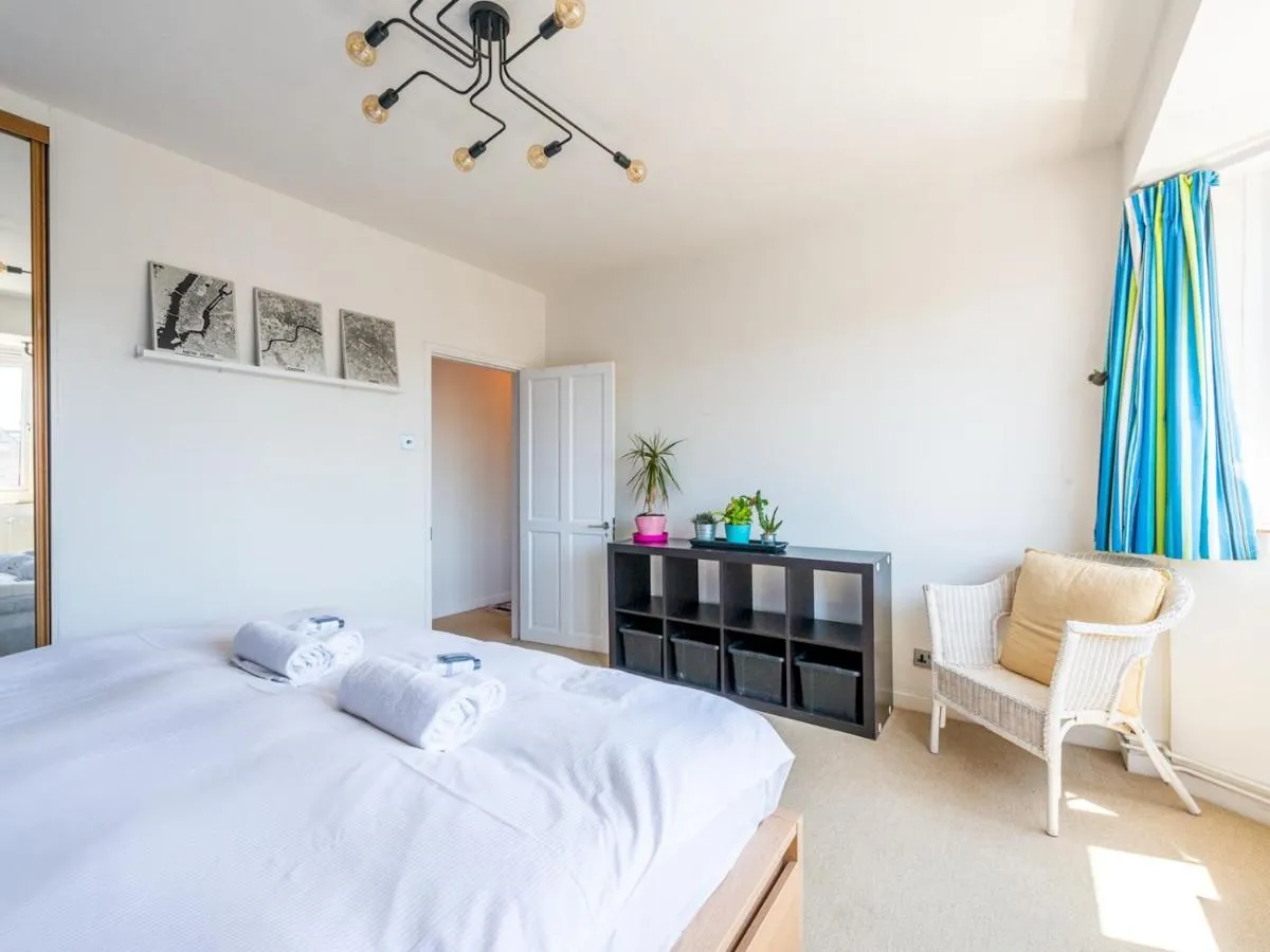 Image 2 of Cozy 4-Bed with Garden in Trendy Stoke Newington – Pass the Keys