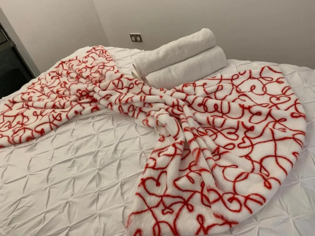 Cozy Entire Apartment with Free onsite Parking, 2-Min Walk to Barking Station