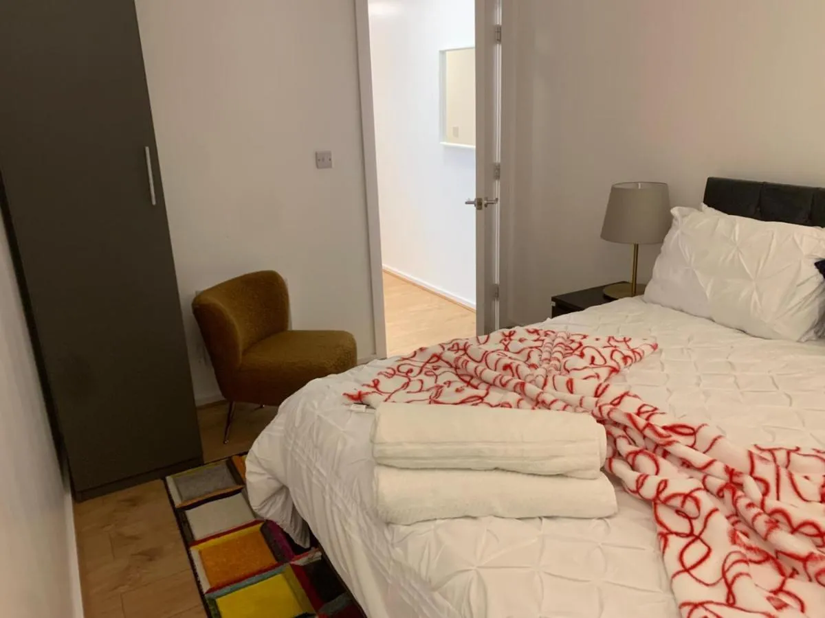 Image 2 of Cozy Entire Apartment with Free onsite Parking, 2-Min Walk to Barking Station