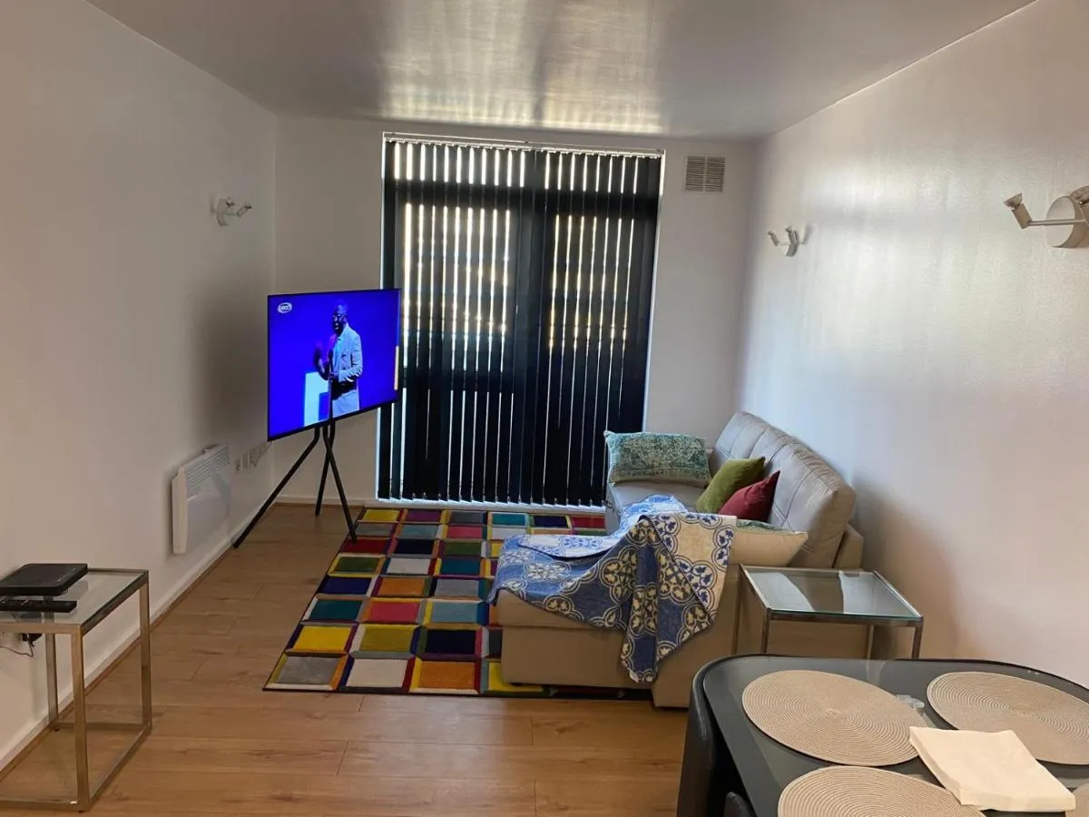 Image 5 of Cozy Entire Apartment with Free onsite Parking, 2-Min Walk to Barking Station