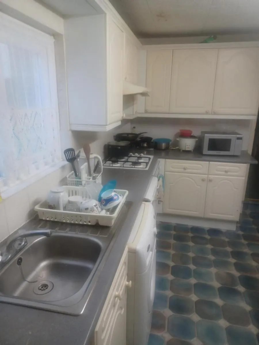Image 4 of Cozy King Room with Shared Kitchen & Bathroom