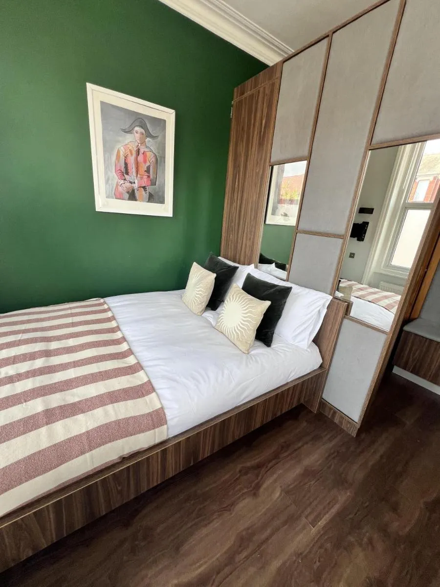 Image 4 of Cozy London Apartment with Great Location