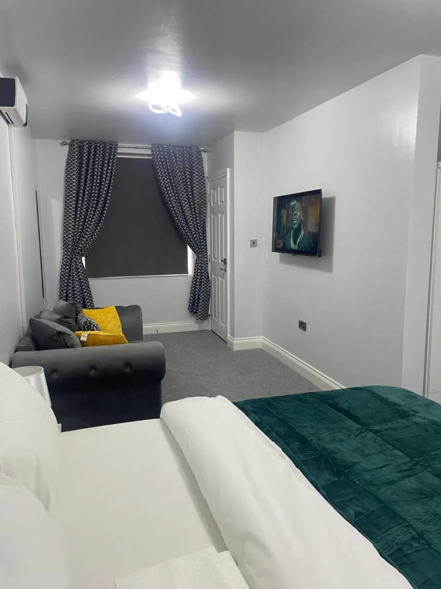 Image 5 of Cozy Studio Flat Romford, London