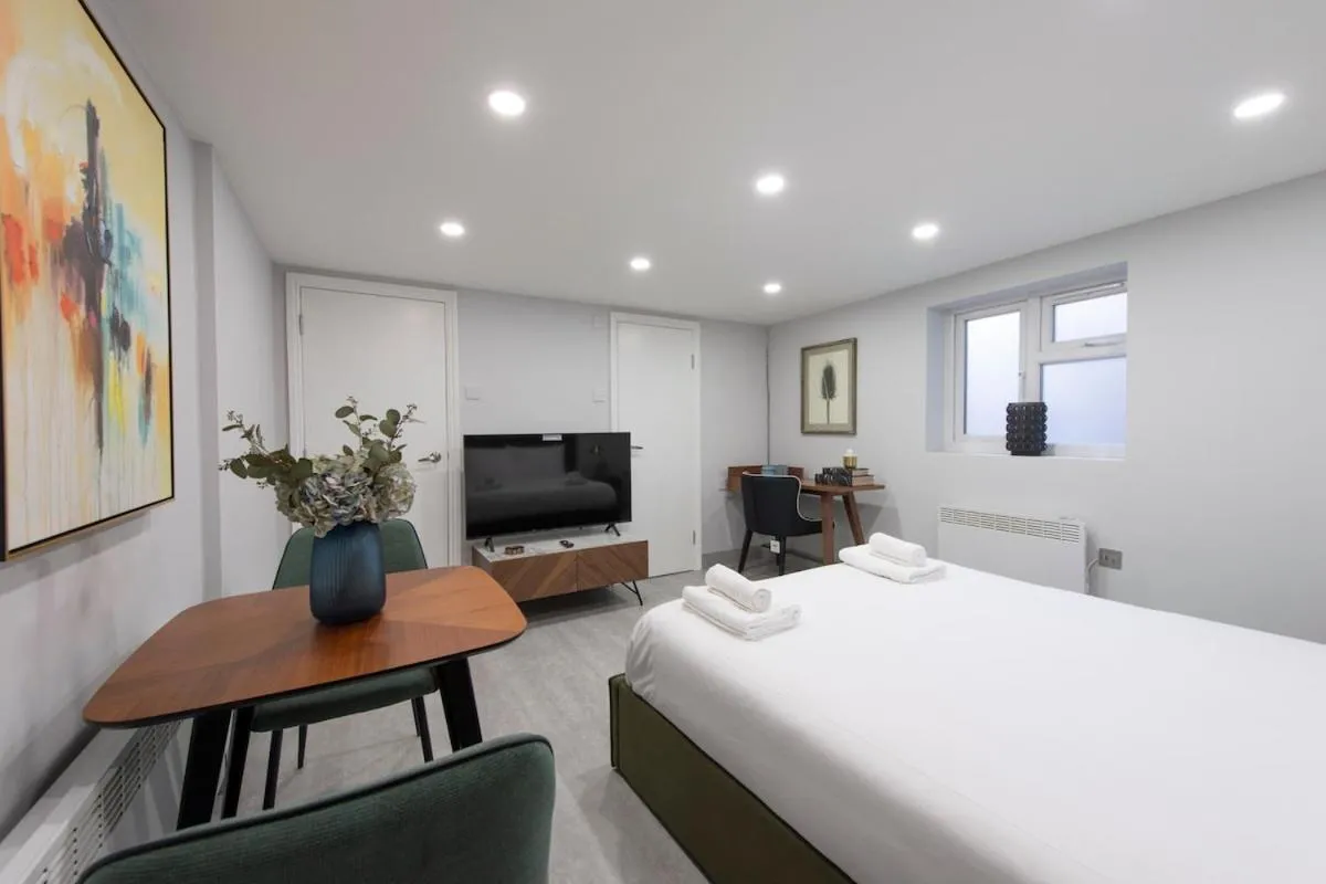 Image 5 of Cozy Studio, The Broadway, Next to Woodford Tube