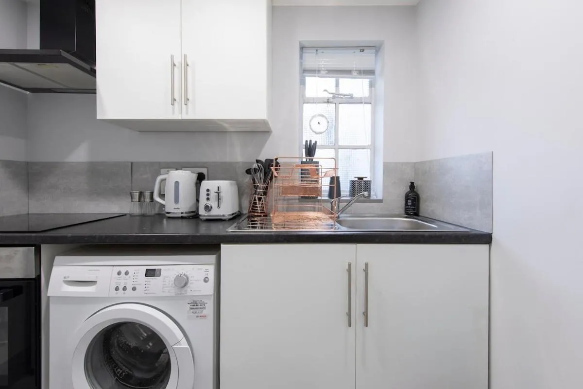 Image 4 of Cozy Studio, The Broadway, Next to Woodford Tube