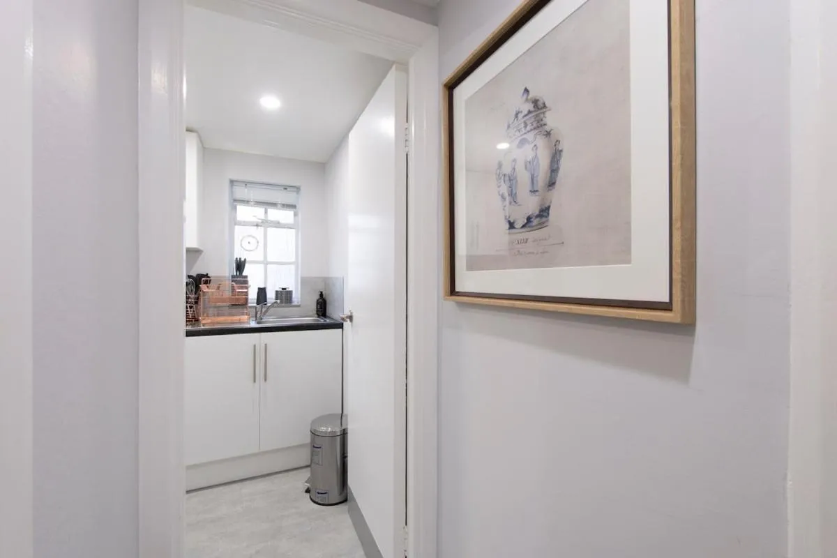 Image 3 of Cozy Studio, The Broadway, Next to Woodford Tube