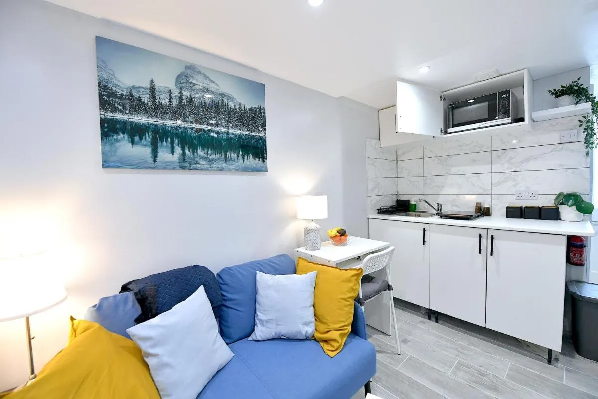 Image 3 of Cozy Studio retreat in Vibrant Crystal Palace,