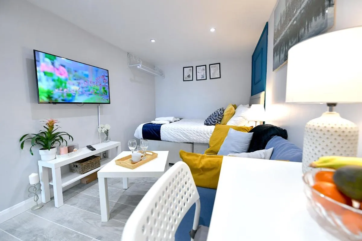 Image 5 of Cozy Studio retreat in Vibrant Crystal Palace,