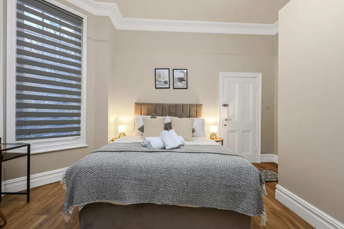 Image 5 of Cozy Sunlit Studio with Kitchenette