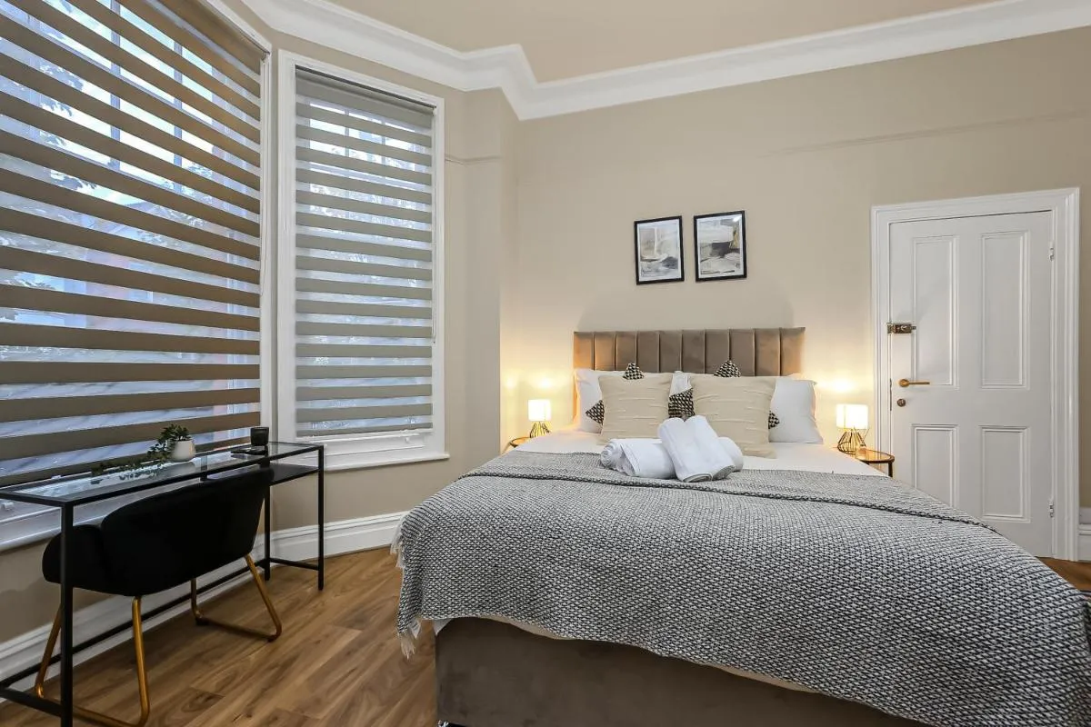Image 4 of Cozy Sunlit Studio with Kitchenette