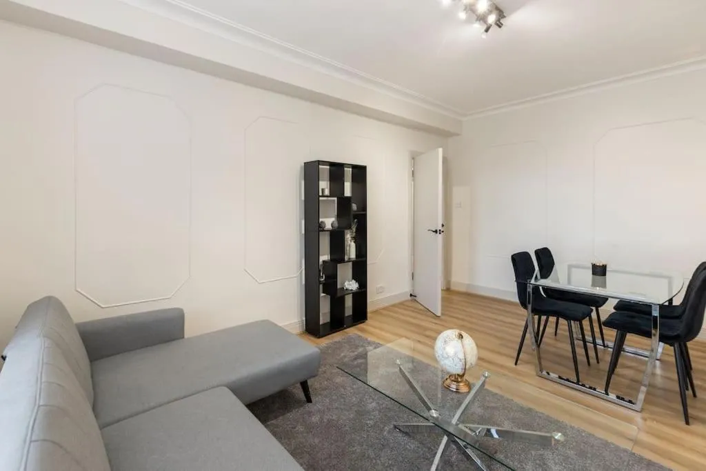 Image 4 of Cozy and spacious full size flat