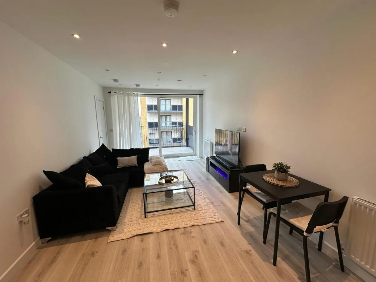 Image 3 of Cozy room in luxury shared apartment