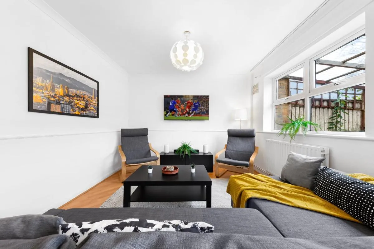 Image 4 of Cozylease 3Bed Canary Wharf Home,Near 02, Home Gym, Sports Channel,Workspace&FootMassage