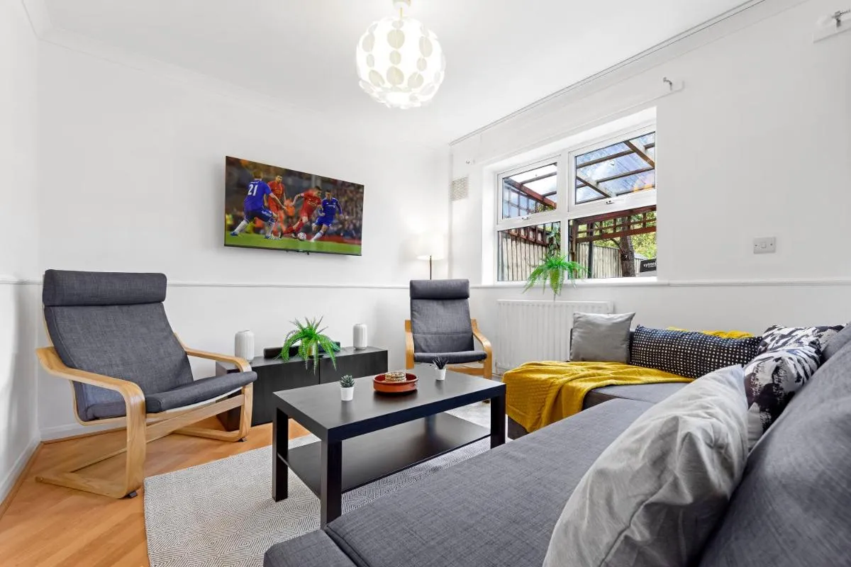 Image 2 of Cozylease 3Bed Canary Wharf Home,Near 02, Home Gym, Sports Channel,Workspace&FootMassage