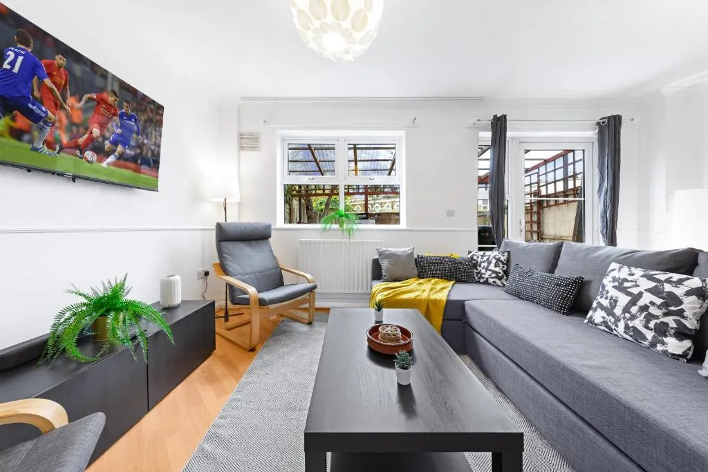 Cozylease 3Bed Canary Wharf Home,Near 02, Home Gym, Sports Channel,Workspace&FootMassage