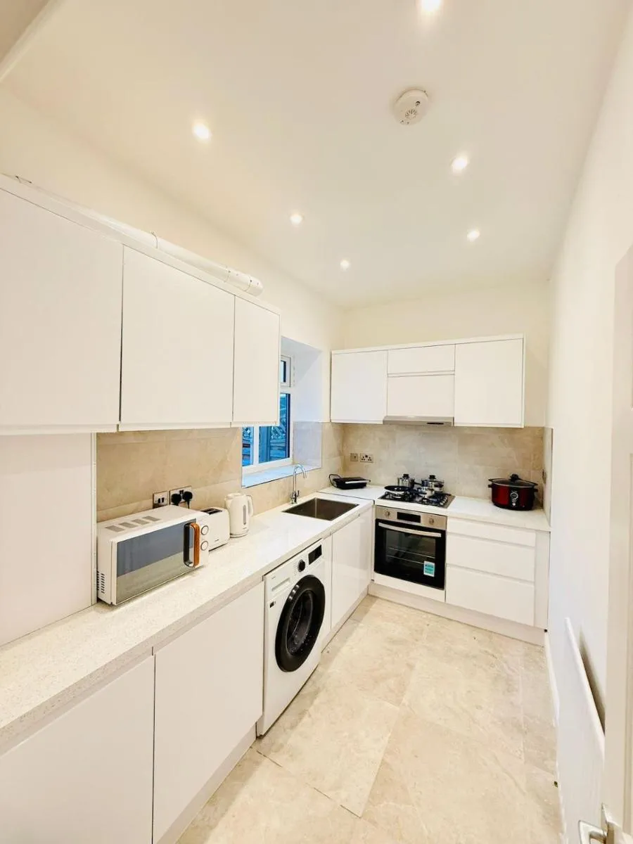 Image 4 of Cozystays Refurbed Modern Apartment Private Garden Free Parking