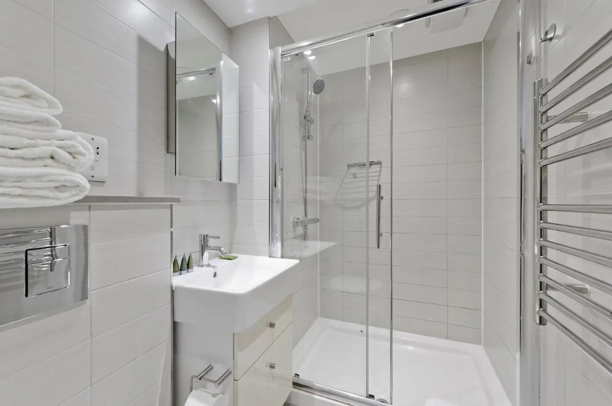 Image 3 of Crane Court by City2Stay