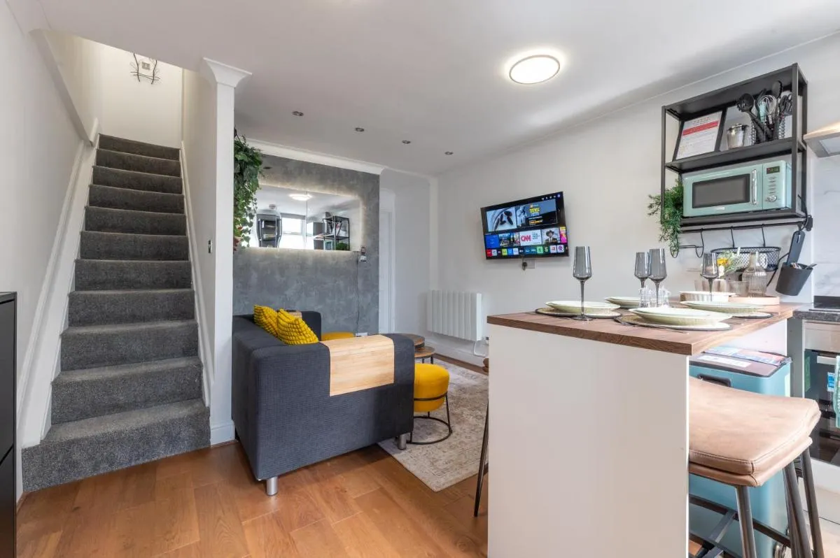 Image 5 of Cute 2 Bedroom House – 10 Min Walk to Woolwich DLR & Elizabeth Line – Netflix – Espresso Machine