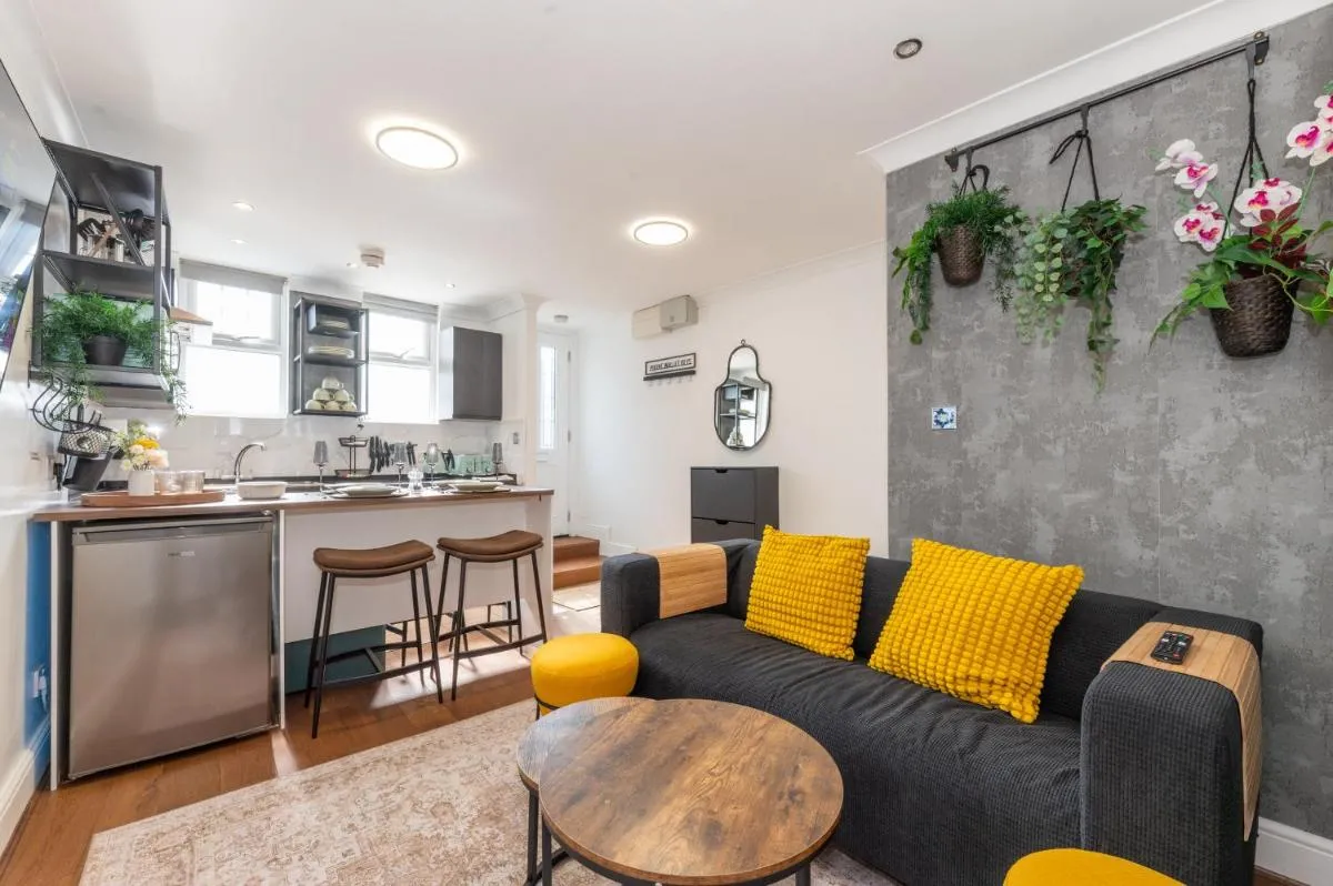 Image 4 of Cute 2 Bedroom House – 10 Min Walk to Woolwich DLR & Elizabeth Line – Netflix – Espresso Machine