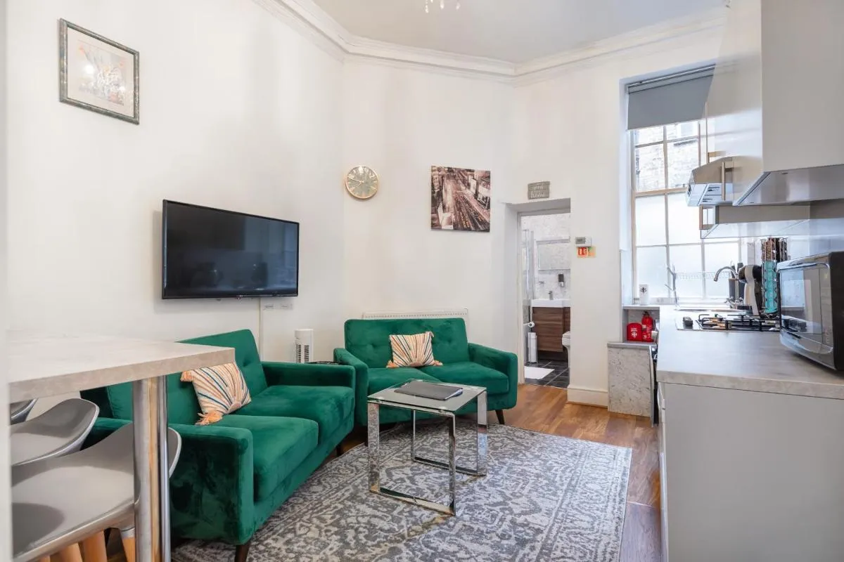 Image 4 of DELUXE AirConditioned Two Bed Apt in Covent Garden