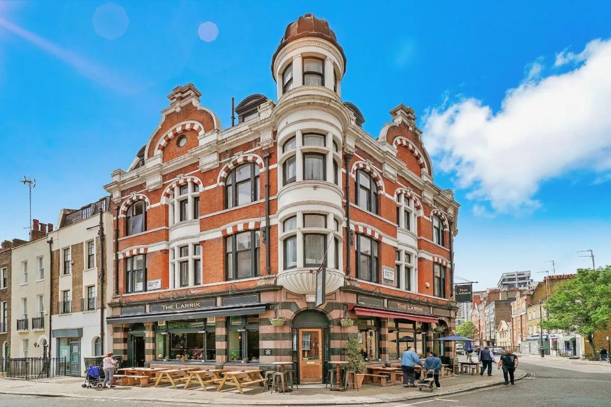 Image 4 of DESIGNER Victorian Flat with HUGE Terrace