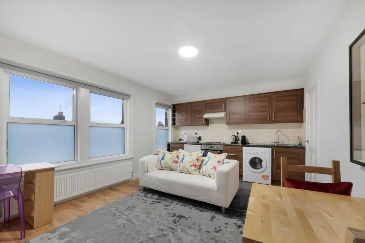 Image 4 of Davisville Road 2nd Floo Flat Sleeps 4