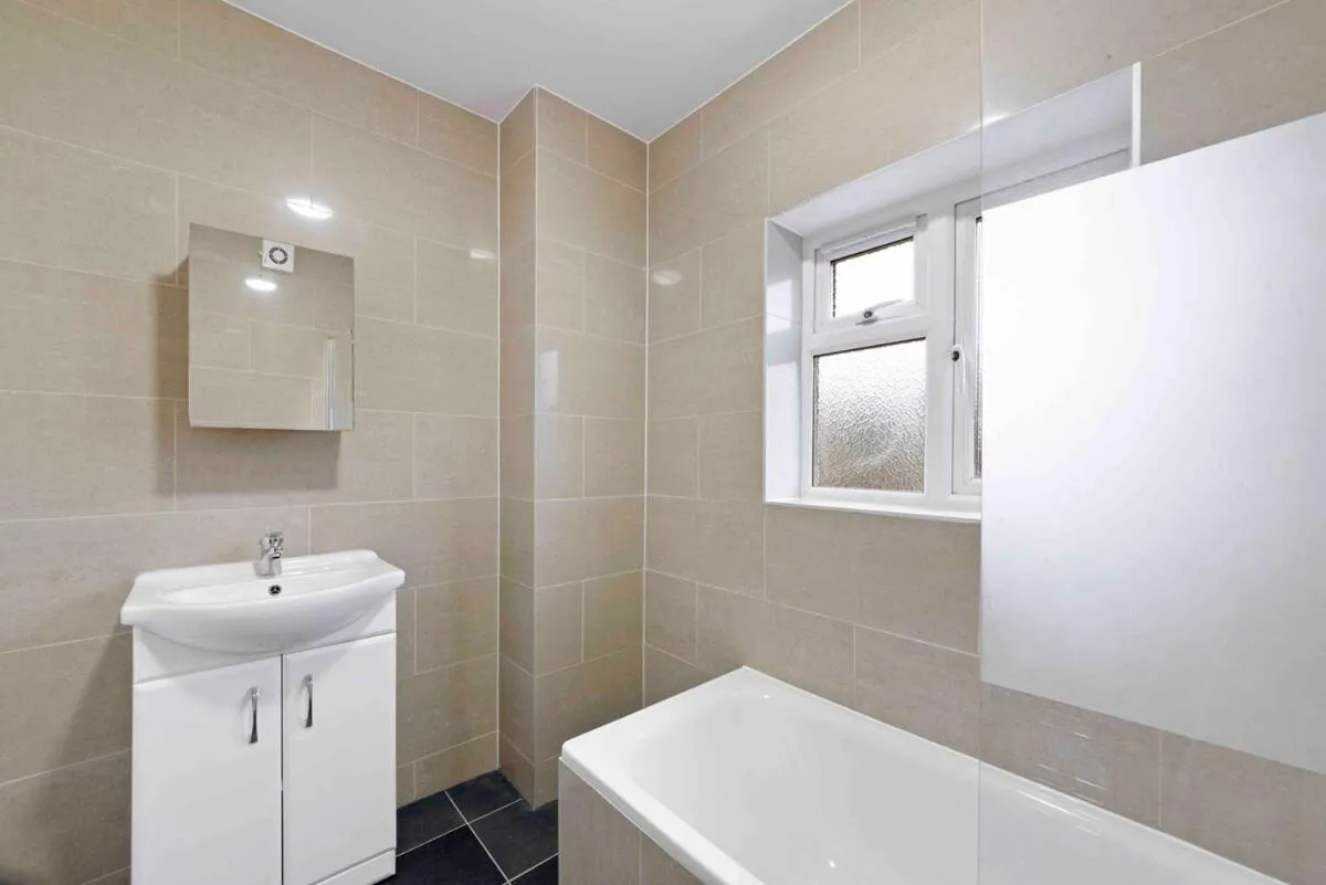 Image 3 of Davisville Road 2nd Floo Flat Sleeps 4