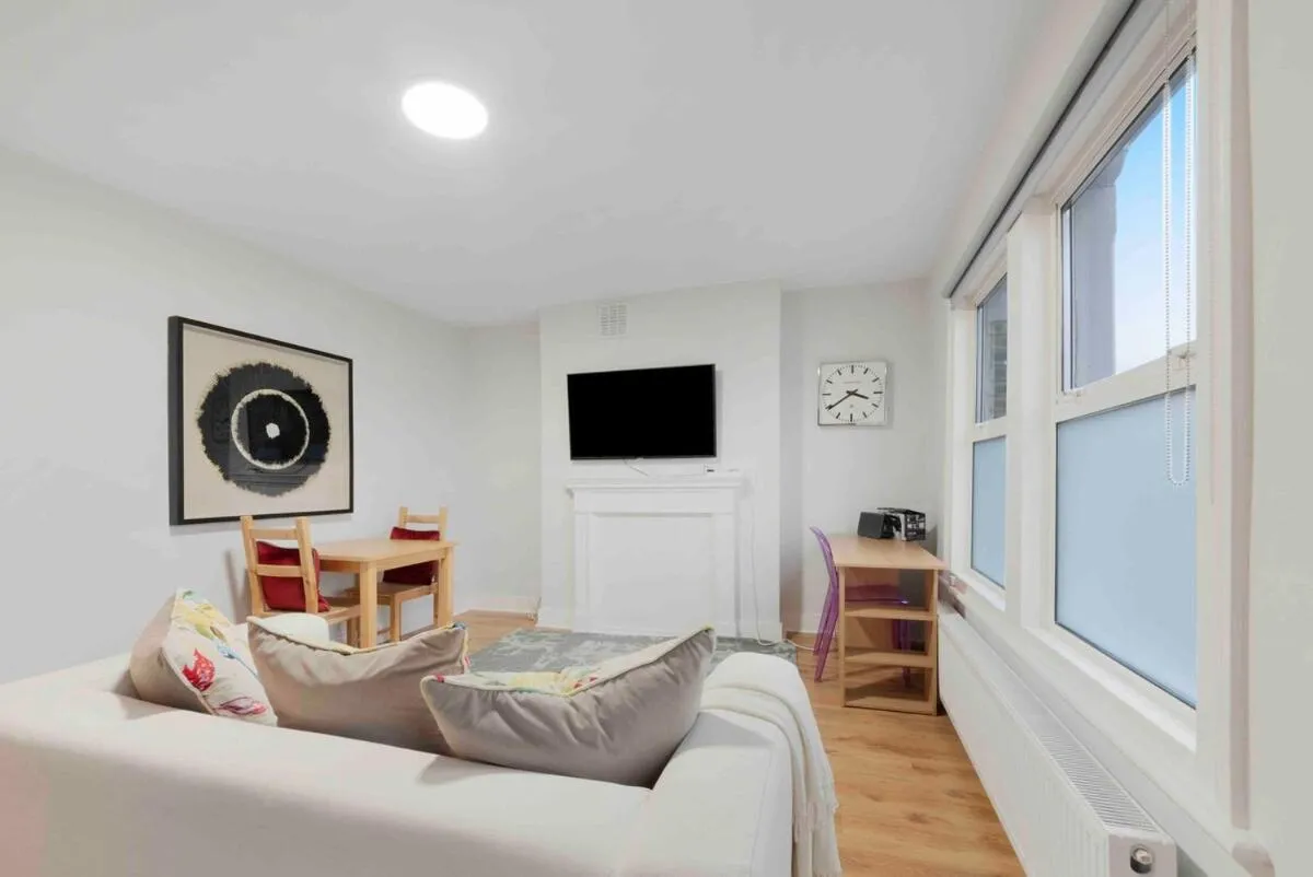 Image 5 of Davisville Road 2nd Floo Flat Sleeps 4