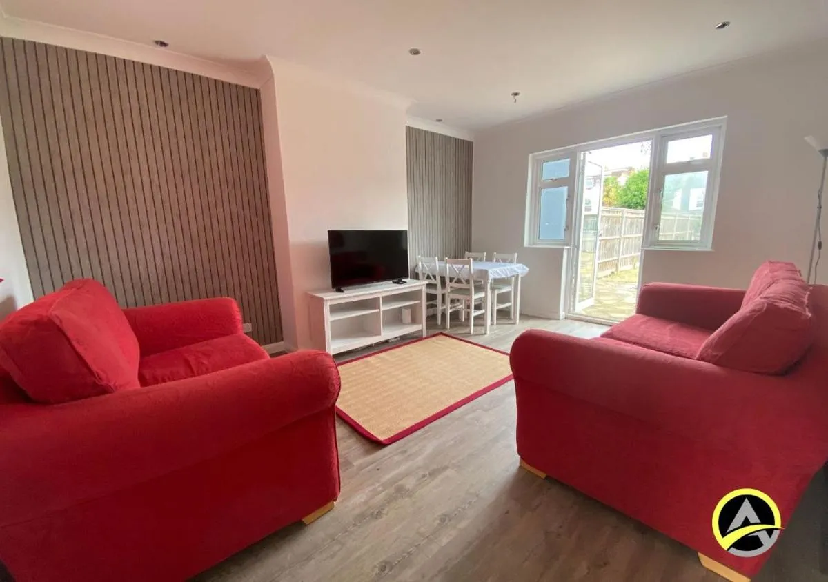 Image 5 of Delightful London Chalet House