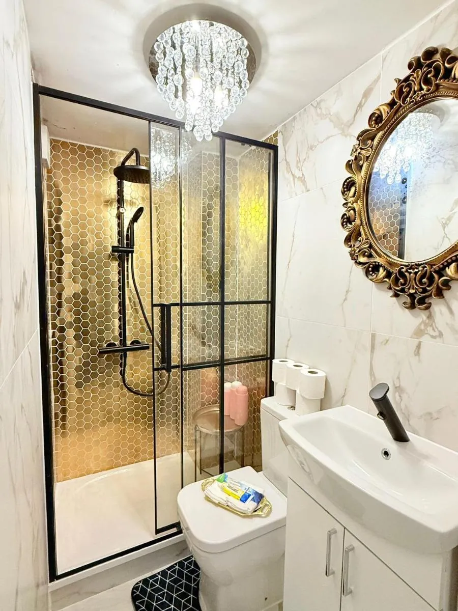 Image 3 of Designer 1-Bed Flat by Tower Bridge