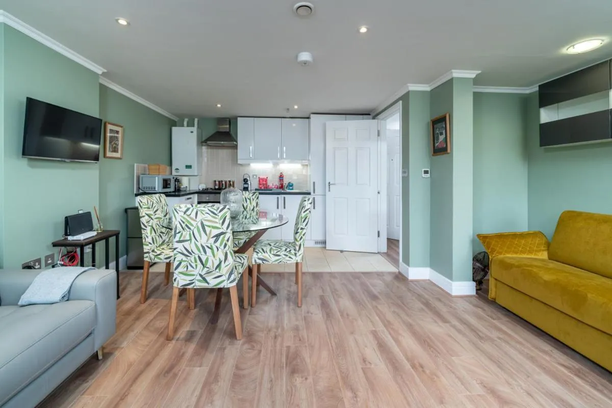 Image 5 of Designer 1 Bed Flat Barons Court Sleeps 4, Balcony