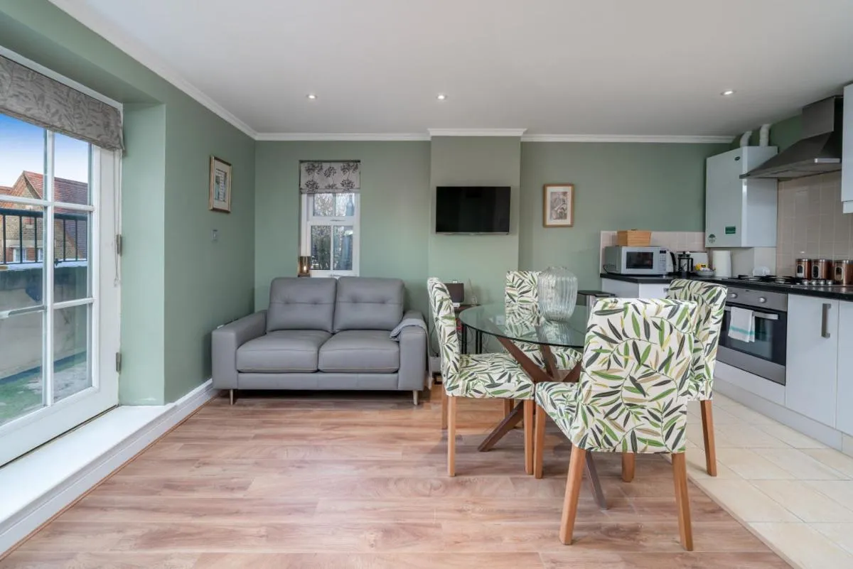 Image 4 of Designer 1 Bed Flat Barons Court Sleeps 4, Balcony