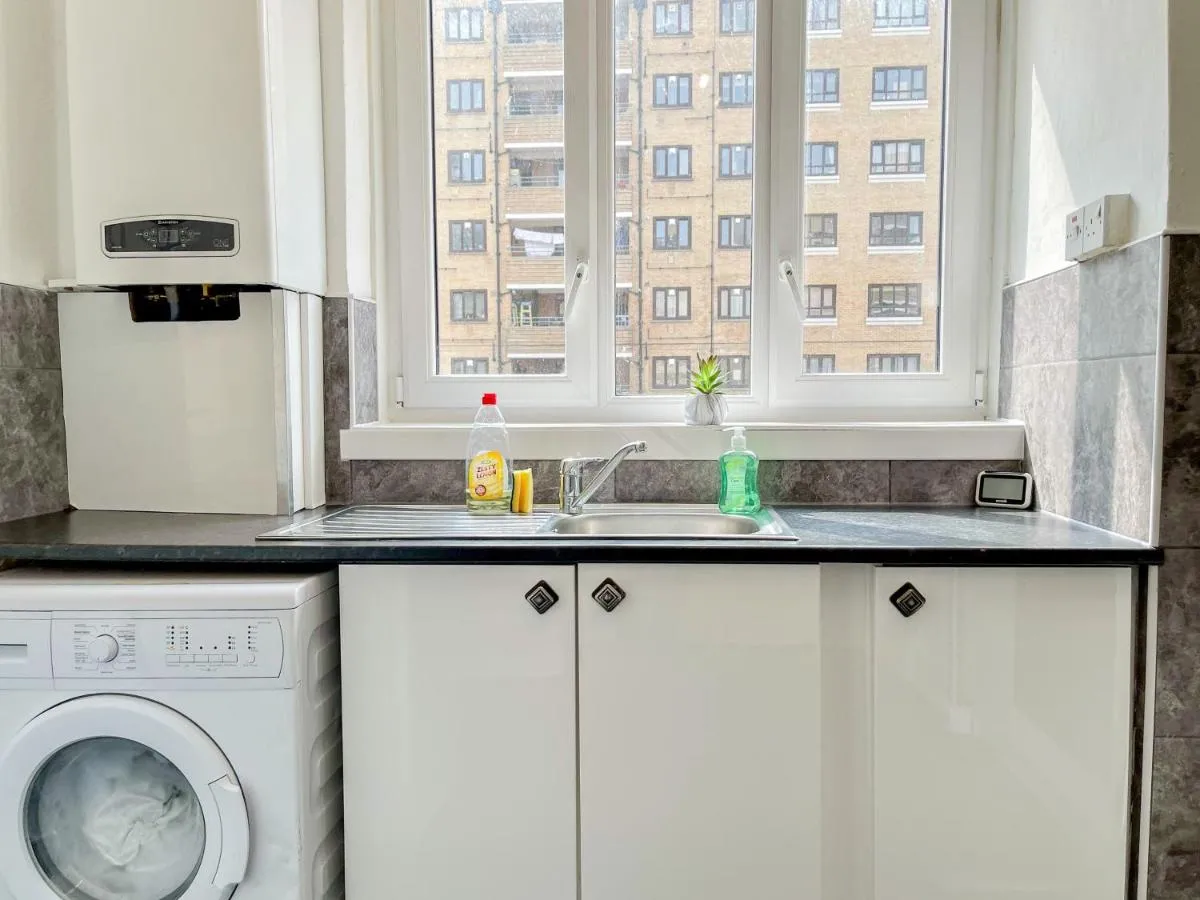 Image 3 of Disc Monthly Rate – 3 Bedroom flat with FREE WiFi & Private Balcony near Finsbury Park , Manor House , Highbury , Islington