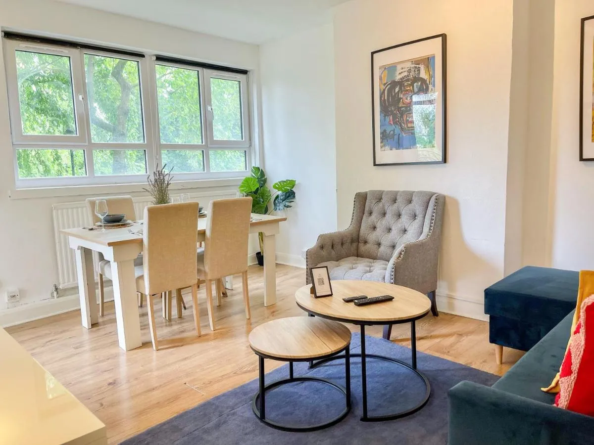 Image 4 of Disc Monthly Rate – 3 Bedroom flat with FREE WiFi & Private Balcony near Finsbury Park , Manor House , Highbury , Islington