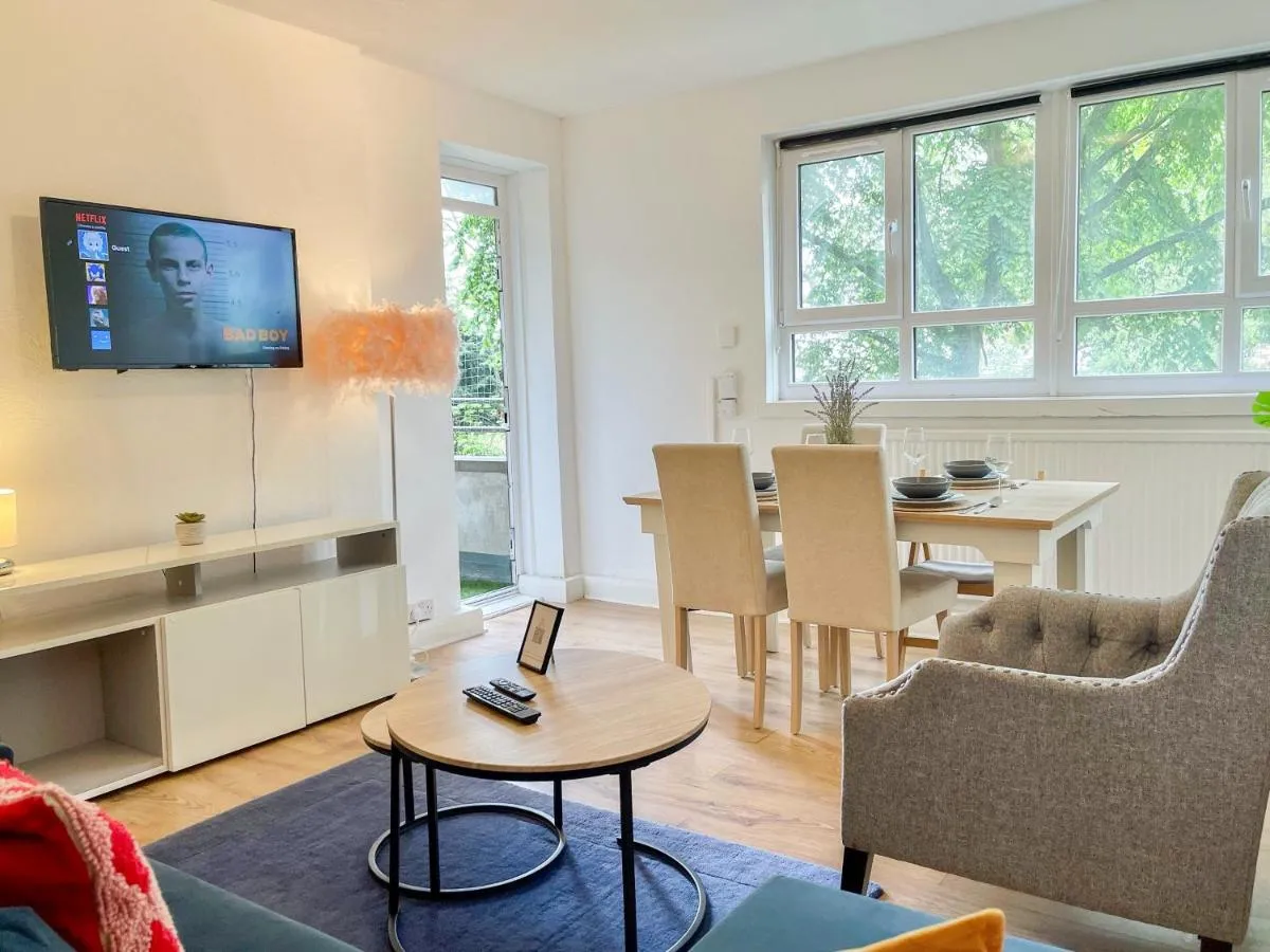 Image 5 of Disc Monthly Rate – 3 Bedroom flat with FREE WiFi & Private Balcony near Finsbury Park , Manor House , Highbury , Islington