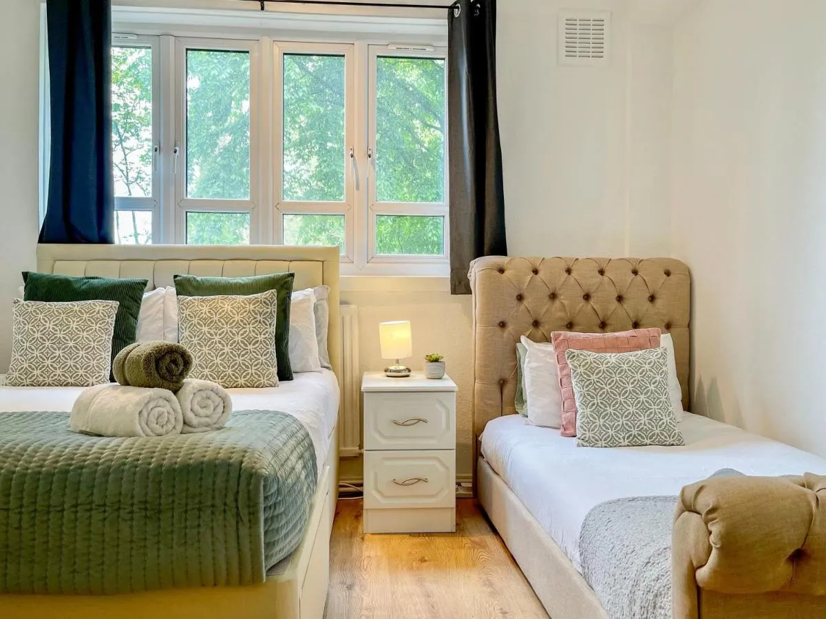 Image 2 of Disc Monthly Rate – 3 Bedroom flat with FREE WiFi & Private Balcony near Finsbury Park , Manor House , Highbury , Islington