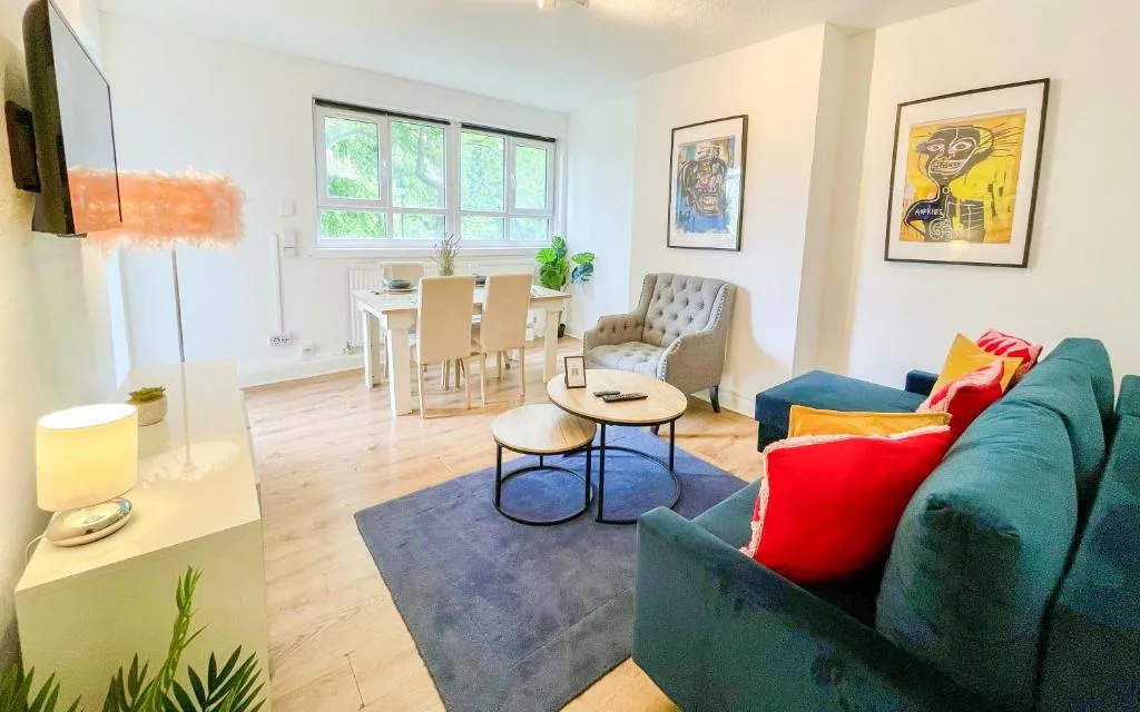 Disc Monthly Rate – 3 Bedroom flat with FREE WiFi & Private Balcony near Finsbury Park , Manor House , Highbury , Islington