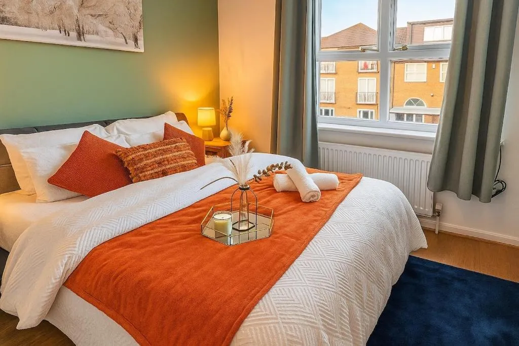 Dockside Home – 5 Comfy Beds-Perfect for Contractors and Families- Free Parking