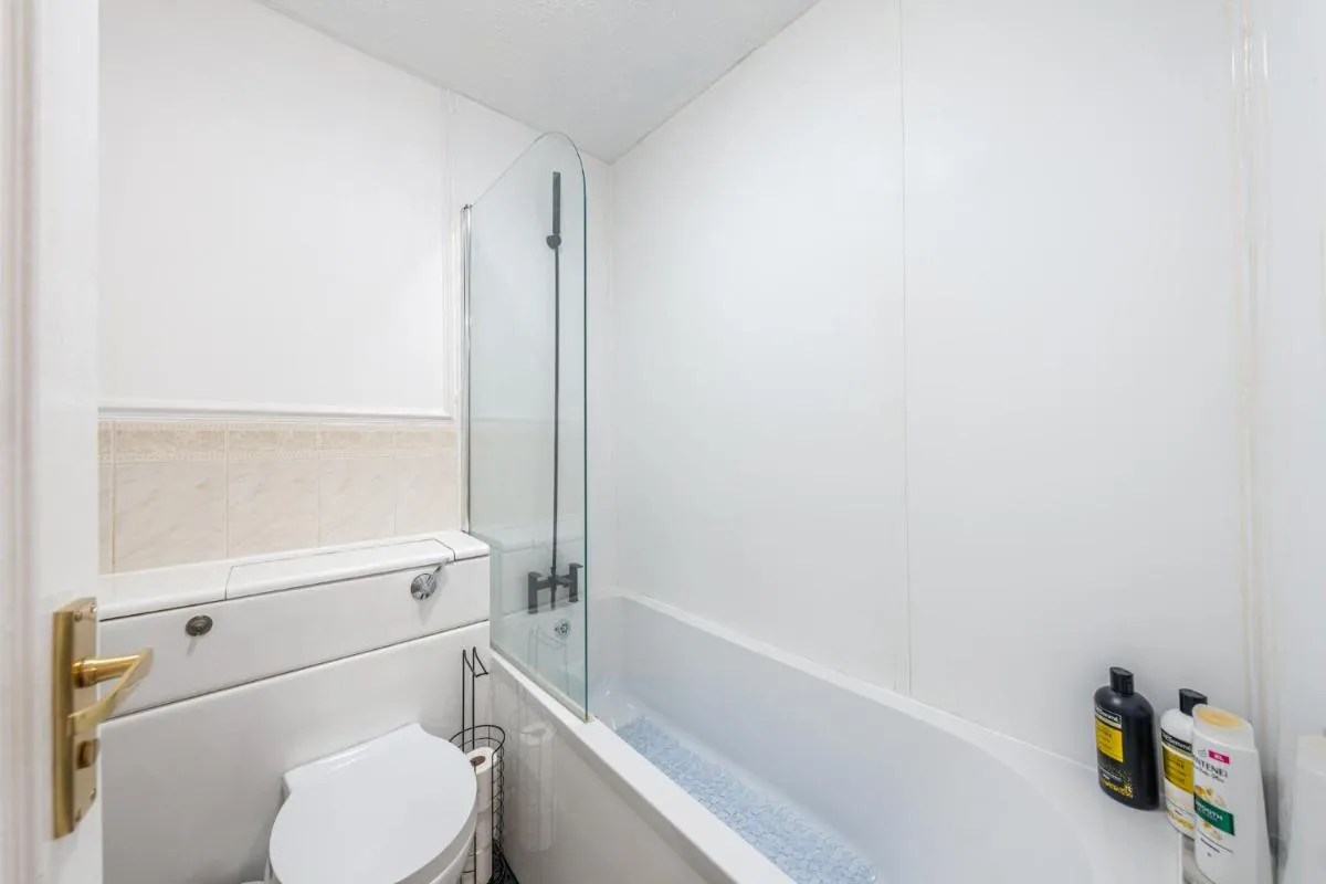Image 2 of Dockside Home – 5 Comfy Beds-Perfect for Contractors and Families- Free Parking