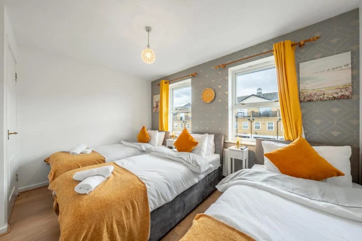 Image 4 of Dockside Home – 5 Comfy Beds-Perfect for Contractors and Families- Free Parking