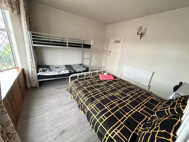 Image 3 of Double Bedroom Near Heathrow Airport & London
