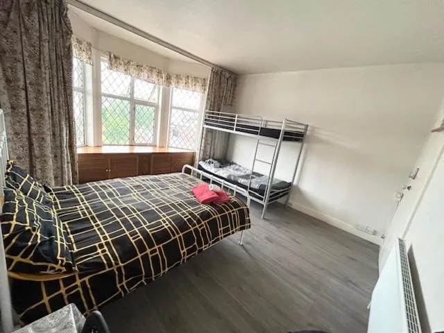 Image 4 of Double Bedroom Near Heathrow Airport & London